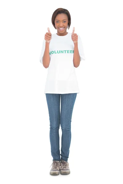 親指をあきらめてボランティアの t シャツを着ている女性 — ストック写真