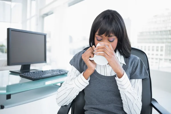 Glimlachende zakenvrouw drinken koffie — Stockfoto