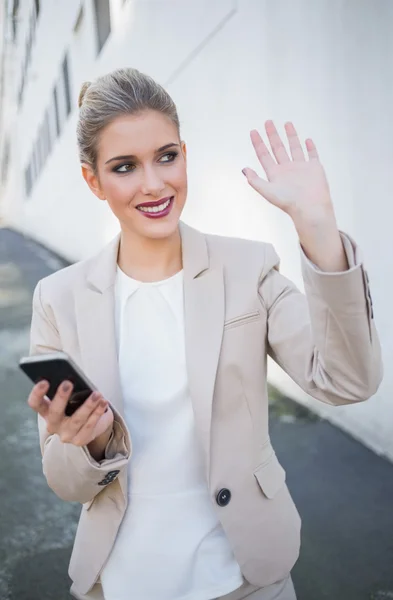 Sonriente atractiva mujer de negocios saludando — Foto de Stock