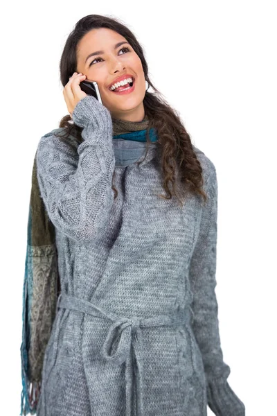 Sonriente guapa morena vistiendo ropa de invierno teniendo llamada telefónica — Foto de Stock