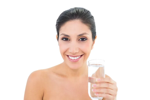 Happy brunette holding glass of water and smiling at camera — Stock Photo, Image