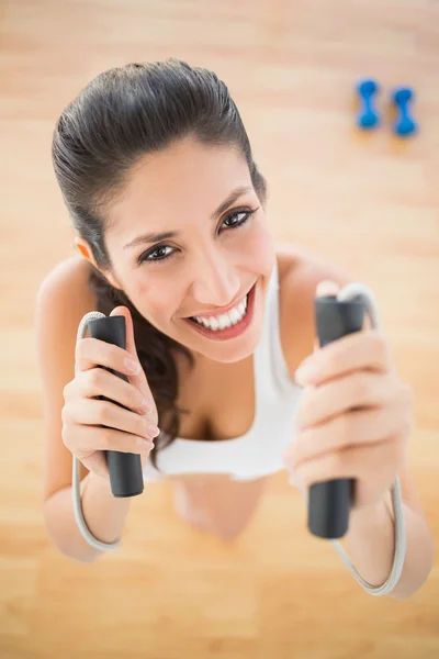 In forma donna sorridente tenendo corda di salto — Foto Stock