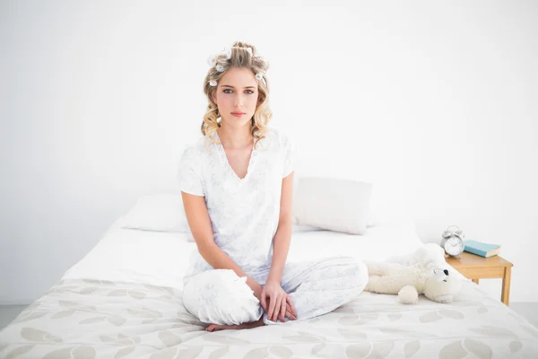 Prachtige blonde zittend op gezellige bed — Stockfoto