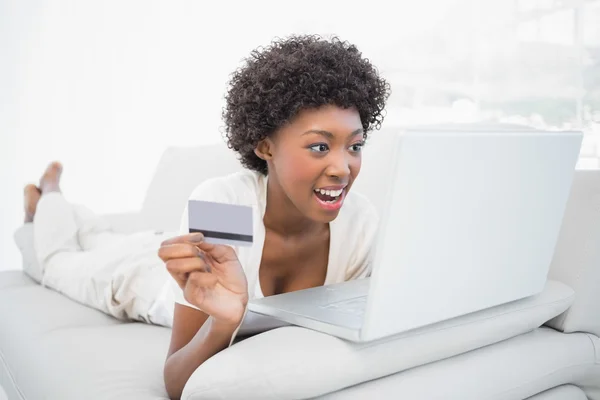 Veselá hezká brunetka nakupovat online pomocí její laptop — Stock fotografie