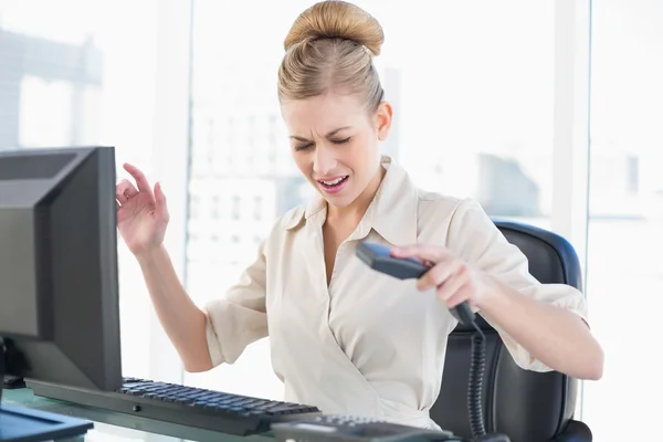 Joven mujer de negocios rubia enojada colgando el teléfono — Foto de Stock