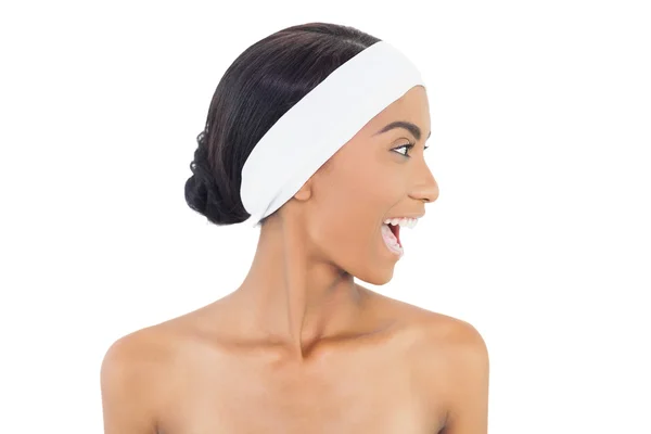 Espantado modelo lindo vestindo headband — Fotografia de Stock