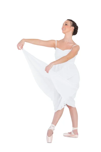 Fröhliche junge Balletttänzerin posiert — Stockfoto
