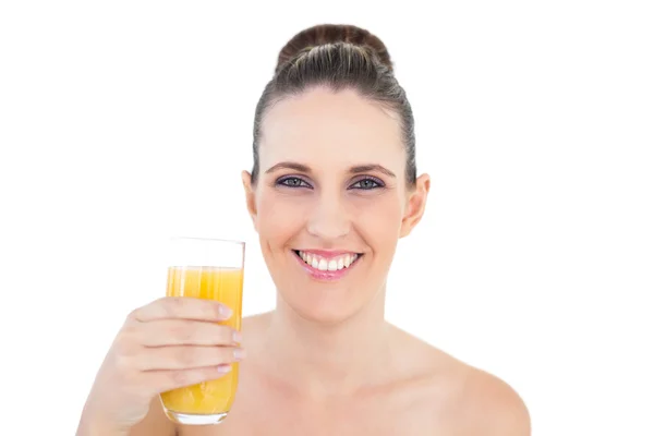 Kvinna som håller glas apelsinjuice — Stockfoto