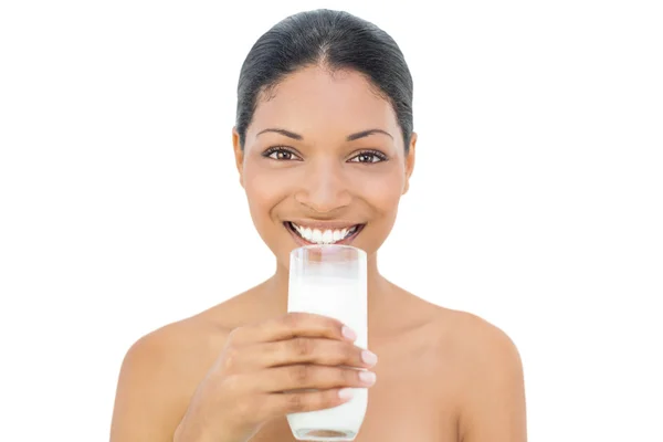 ミルクのガラスを保持している陽気な黒い髪モデル — ストック写真