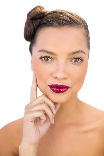 Mujer atractiva con labios rojos tocando su mejilla —  Fotos de Stock