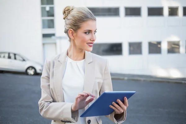 Vrolijke stijlvolle zakenvrouw met behulp van digitale Tablet PC — Stockfoto