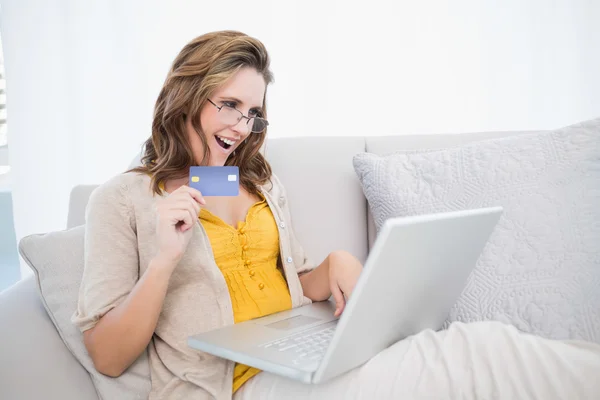 Glada blonda kvinnan gör online shopping — Stockfoto