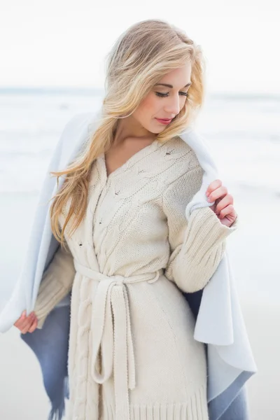 Ruhige blonde Frau, die sich in eine Decke hüllt — Stockfoto