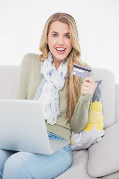 Loira bonita alegre usando seu cartão de crédito para comprar online — Fotografia de Stock