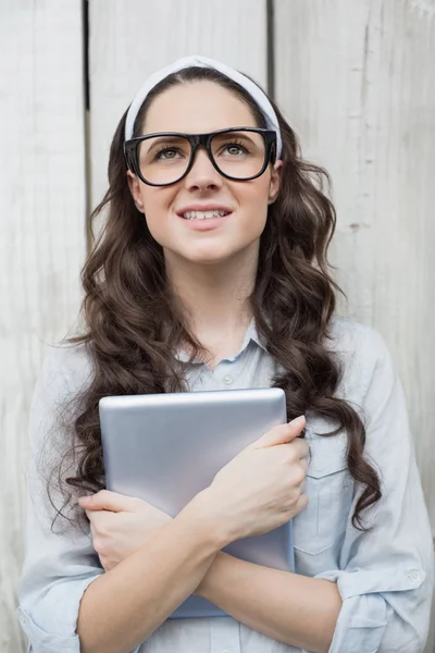 Zamyślony modna kobieta z stylowe okulary trzymając jej tabletki — Zdjęcie stockowe