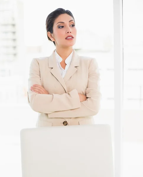 Strenge Geschäftsfrau steht hinter ihrem Stuhl — Stockfoto