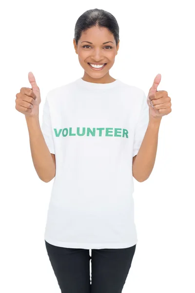Modelo sorridente vestindo camiseta voluntária dando polegares para cima — Fotografia de Stock