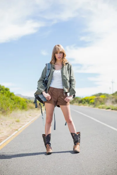 Mysterious sexy blonde posing while hitchhiking — Stock Photo, Image