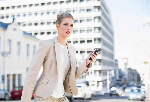 Frunciendo el ceño mensajería de texto hermosa mujer de negocios —  Fotos de Stock