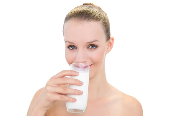 Peaceful bonita loira modelo beber leite — Fotografia de Stock
