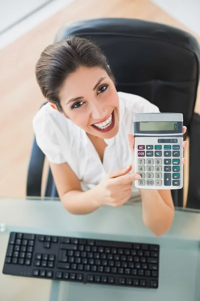 Lächelnder Buchhalter, der einen Taschenrechner in die Kamera hält — Stockfoto