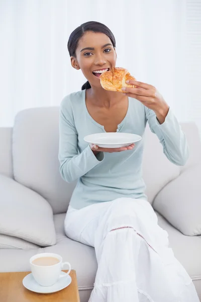 Mujer atractiva alegre desayunando — Foto de Stock