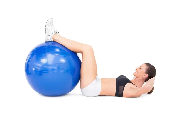 Fit mulher desenvolvendo seus abdominais usando bola de exercício — Fotografia de Stock