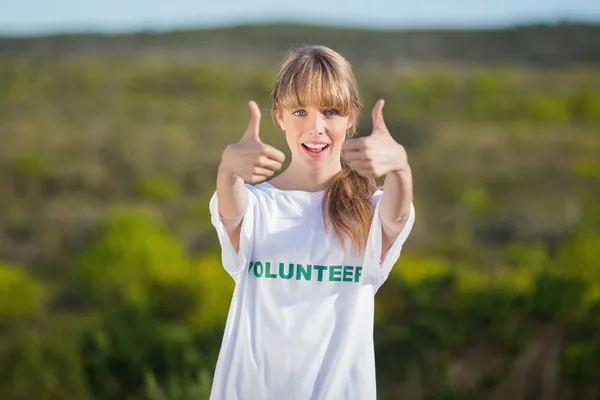 Естественная блондинка в футболке с волонтерской надписью — стоковое фото