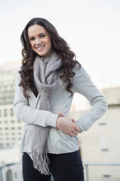 Mujer bonita feliz en ropa de invierno posando —  Fotos de Stock