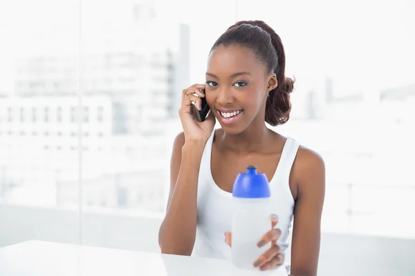 Attraente donna atletica avendo una telefonata — Foto Stock