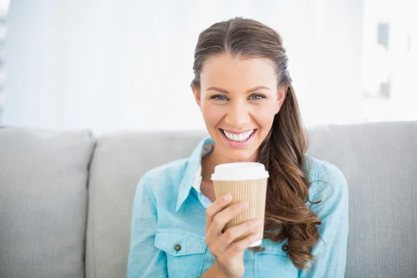 Retrato de mujer sonriente atractiva sosteniendo taza de café —  Fotos de Stock