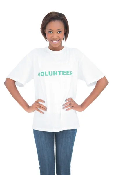 Veselá žena s rukama na boky nošení dobrovolníků tričko — Stock fotografie