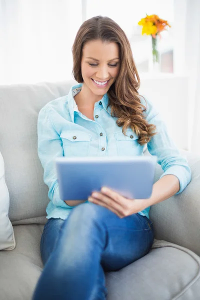 Mutlu bir kadın Tablet PC'yi kullanma — Stok fotoğraf