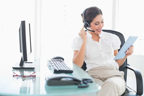 Smiling call centre agent using her digital tablet on a call — Stock Photo, Image