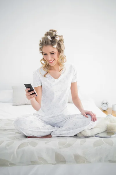 Hübsche Blondine trägt Lockenwickler SMS — Stockfoto