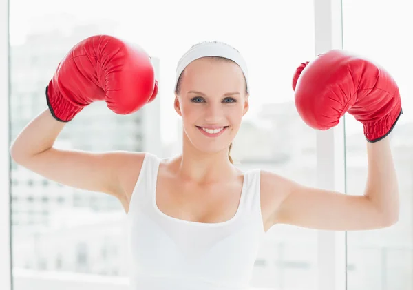 Erfolgreiche hübsche Sportlerin hebt ihre Boxhandschuhe — Stockfoto