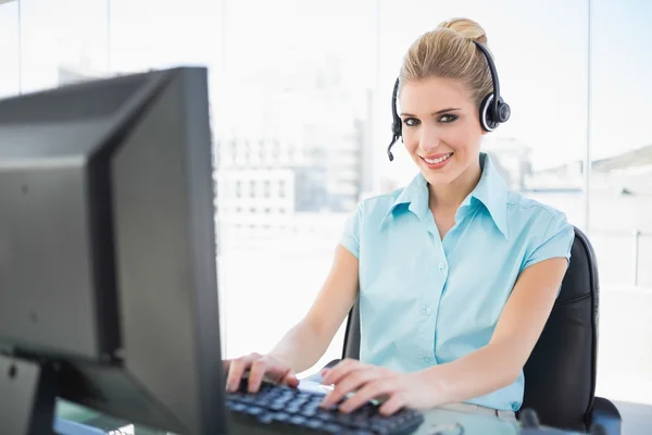 Uśmiechający się call center agent działa na komputerze — Zdjęcie stockowe