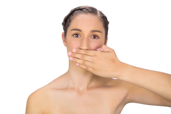 Mujer no sonriente escondiendo su boca — Foto de Stock