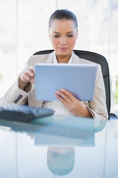 Fokuserad sofistikerade affärskvinna hålla tablet PC — Stockfoto