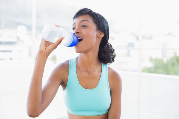 Mujer en forma de contenido bebiendo una botella de agua —  Fotos de Stock
