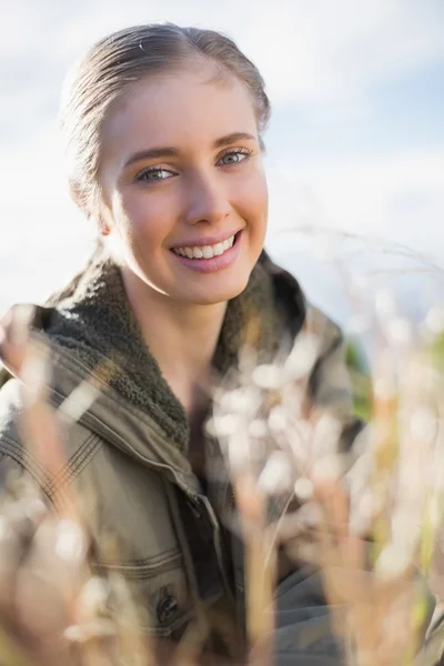 Beautiful blonde sitting in the countryside — Stock Photo, Image