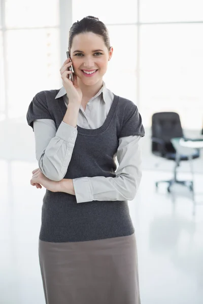 Fröhliche Geschäftsfrau am Telefon posiert — Stockfoto