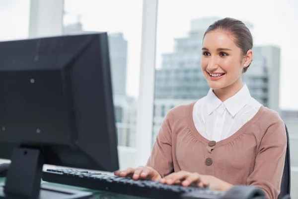 Улыбающаяся роскошная деловая женщина, работающая за компьютером — стоковое фото