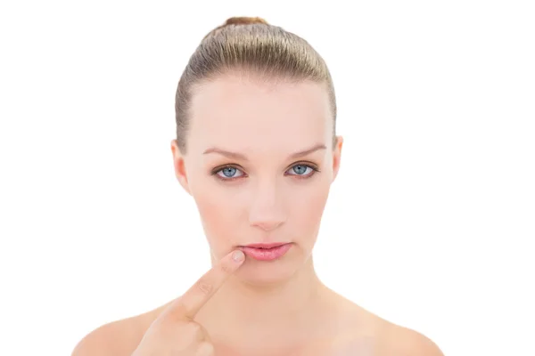 Kalme mooie blonde model aanraken haar lip — Stockfoto