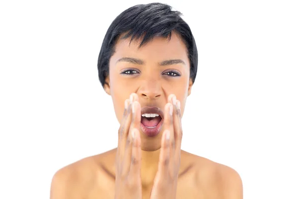 Naštvaná žena černé vlasy křičí rukama kolem úst — Stock fotografie