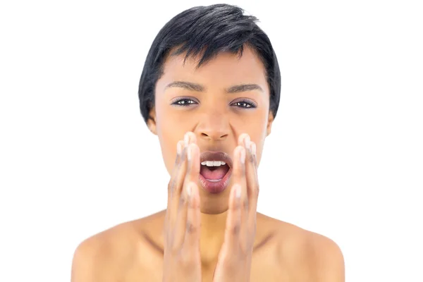 Turbato donna dai capelli neri gridando con le mani intorno alla bocca — Foto Stock