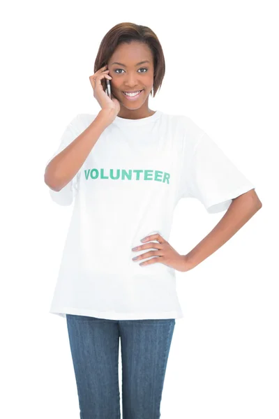 Vrolijke schattig vrijwilliger na een telefoongesprek — Stockfoto