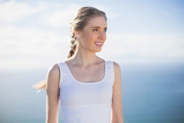 Mujer rubia mirando hacia otro lado — Foto de Stock