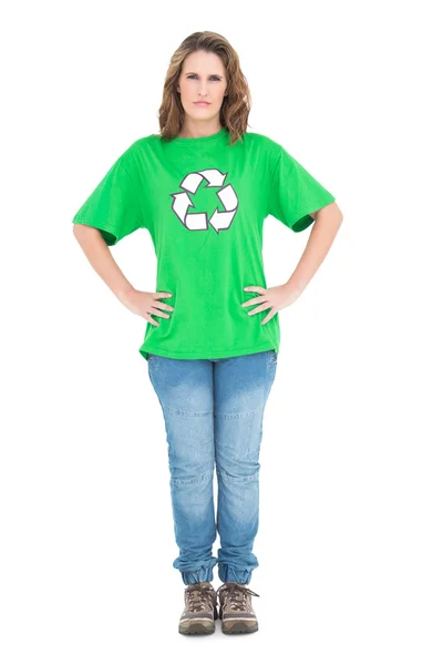 Femme sérieuse portant un t-shirt de recyclage posant — Photo