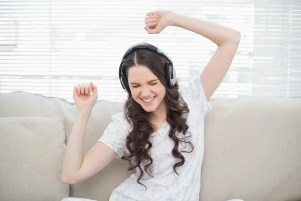 Hübsche junge Frau tanzt, während sie Musik hört — Stockfoto